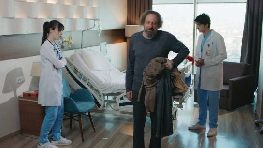 Nazli echa a su padre del hospital