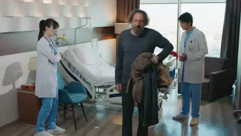 Nazli echa a su padre del hospital Nazli echa a su padre del hospital