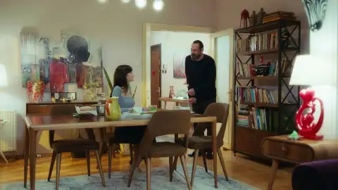 Nazli cena con su padre por última vez Nazli cena con su padre por última vez