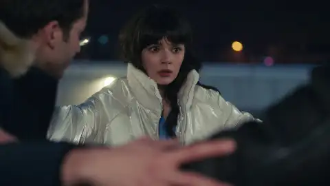 Nazli revela a sus compañeros la verdad Nazli revela a sus compañeros la verdad