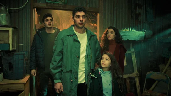 Los hermanos Eren pierden su hogar y se ven obligados a vivir en un gallinero tras la muerte de sus padres Los hermanos Eren pierden su hogar y se ven obligados a vivir en un gallinero tras la muerte de sus padres