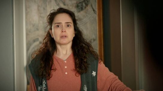 Hatice sorprende en la cama a Akif con su amante