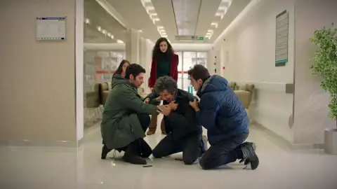 Los hermanos Eren reciben una noticia terrible: su padre ha muerto Los hermanos Eren reciben una noticia terrible: su padre ha muerto