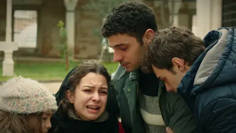 Los hermanos Eren despiden a sus padres Los hermanos Eren despiden a sus padres