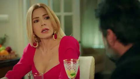 Nebahat comunica a su familia que ha readmitido a los Eren y a los hijos de Orhan en el colegio Nebahat comunica a su familia que ha readmitido a los Eren y a los hijos de Orhan en el colegio