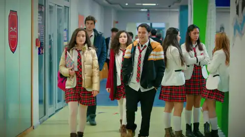 Los Eren y sus primos vuelven al colegio ¿Soportarán las humillaciones de Doruk y Harika? Los Eren y sus primos vuelven al colegio ¿Soportarán las humillaciones de Doruk y Harika?