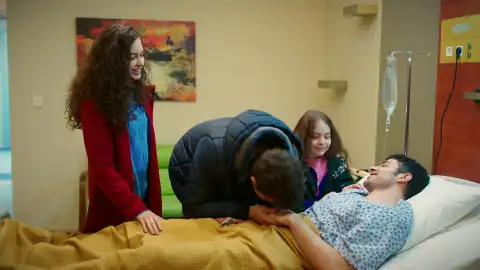Los Eren, pletóricos de felicidad al ver a su hermano mayor con vida Los Eren, pletóricos de felicidad al ver a su hermano mayor con vida
