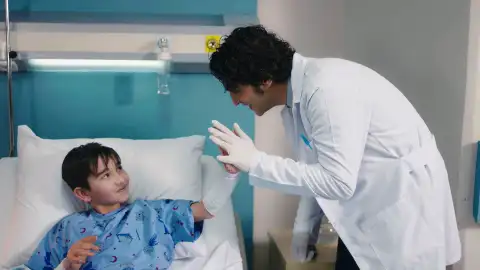 Alí logra lo imposible: salva las manos de un niño con enormes tumores en sus manos Alí logra lo imposible: salva las manos de un niño con enormes tumores en sus manos