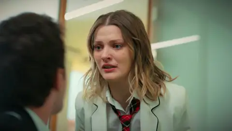 Ömer busca vengarse de Harika por humillar a su hermana Asiye Ömer busca vengarse de Harika por humillar a su hermana Asiye