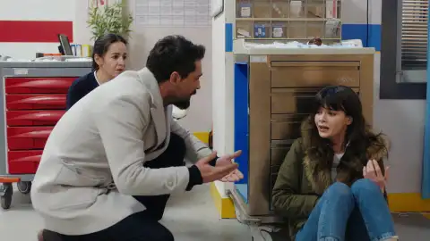 Nazli, aterrada tras ser atacada por una desconocida Nazli, aterrada tras ser atacada por una desconocida