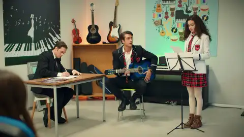 Asiye se presenta a una audición para el club de música del colegio Asiye se presenta a una audición para el club de música del colegio