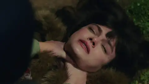 Nazli sufre un ataque inesperado a las puertas del hospital Berhayat Nazli sufre un ataque inesperado a las puertas del hospital Berhayat