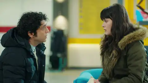 Alí, muy preocupado por Nazli, la examina para comprobar que está bien Alí, muy preocupado por Nazli, la examina para comprobar que está bien