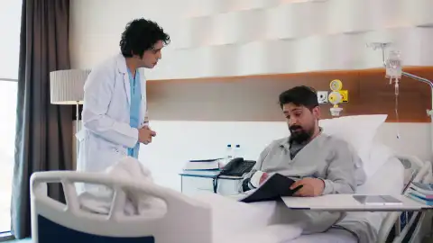 Tras una lesión que amenaza su carrera como cirujano, Ferman decide operarse él mismo para salvar su mano Tras una lesión que amenaza su carrera como cirujano, Ferman decide operarse él mismo para salvar su mano