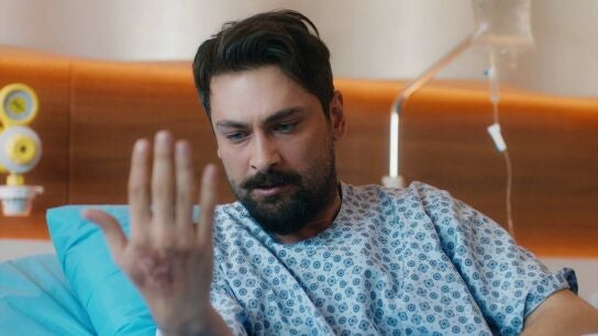Ferman desaf&iacute;a el dolor para operarse a s&iacute; mismo, pero una complicaci&oacute;n amenaza la funcionalidad de su mano derecha
