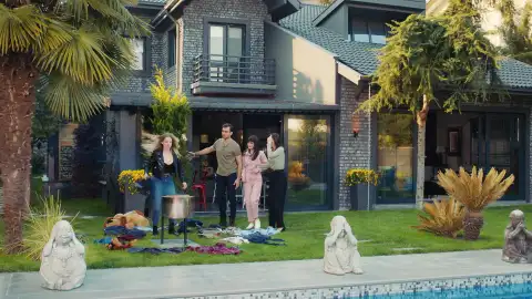 Açelya quema la ropa de Demir en un arrebato de ira Açelya quema la ropa de Demir en un arrebato de ira