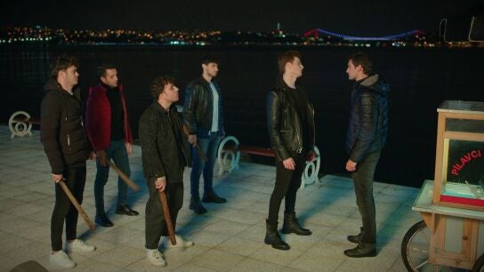 Berk busca venganza… ¡Y le pega una paliza a Ömer, Kadir y Orhan!