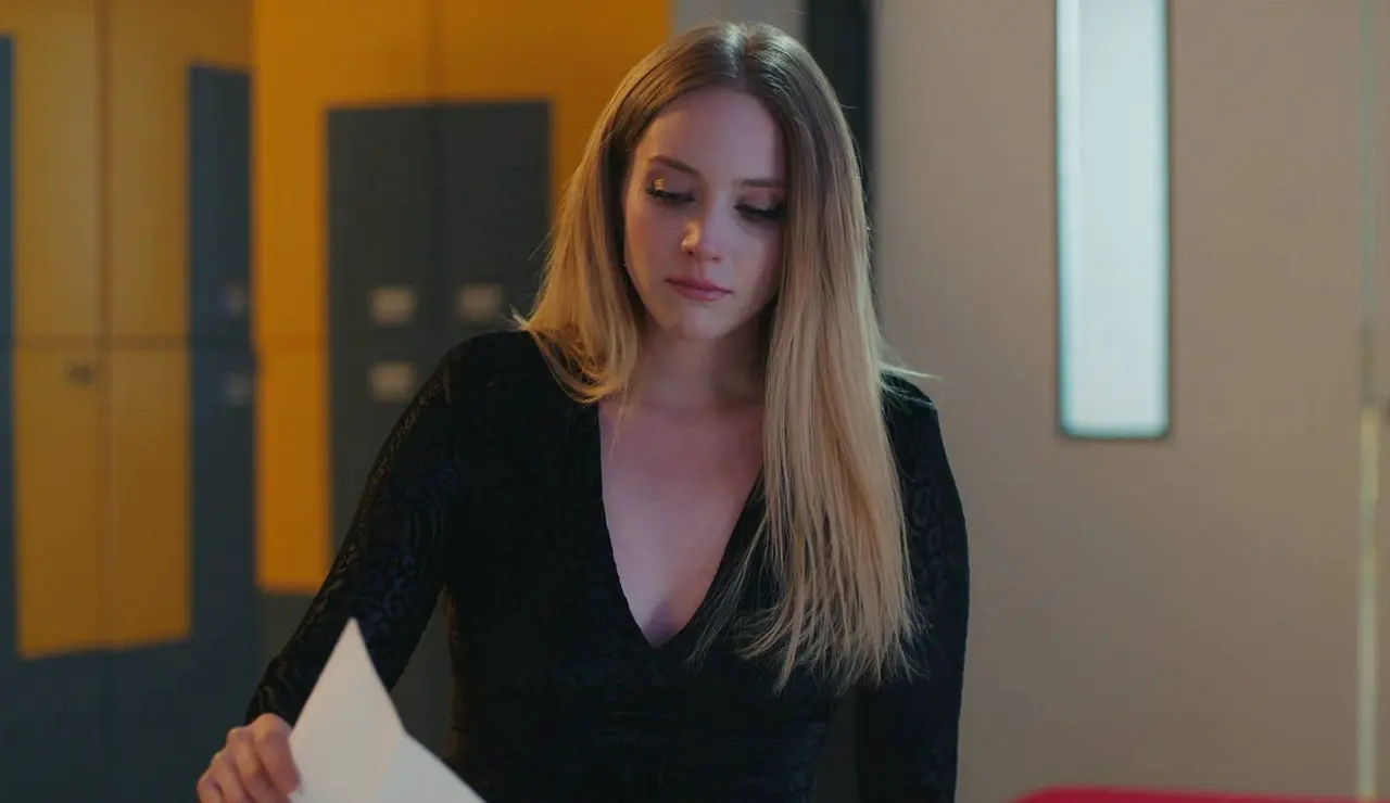 Açelya, devastada tras la marcha de Demir, se aferra a la esperanza de su regreso