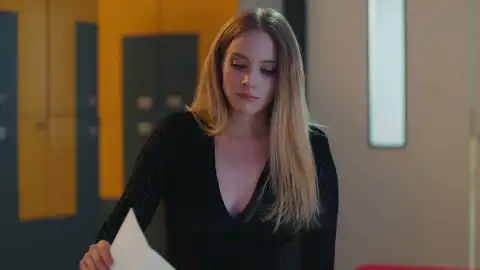 Açelya, devastada tras la marcha de Demir, se aferra a la esperanza de su regreso Açelya, devastada tras la marcha de Demir, se aferra a la esperanza de su regreso