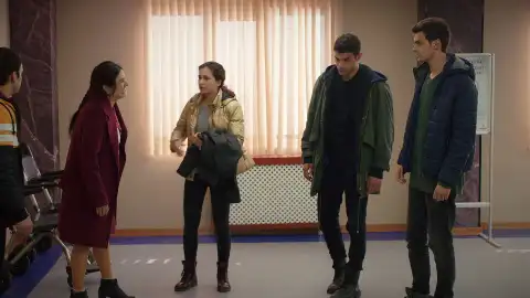 Un violento ataque contra los Eren por parte de Berk y sus amigos termina con Orhan en el hospital Un violento ataque contra los Eren por parte de Berk y sus amigos termina con Orhan en el hospital