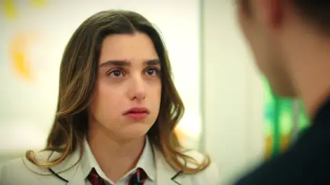 Melisa, destrozada al saber que Kadir se va de Estambul Melisa, destrozada al saber que Kadir se va de Estambul
