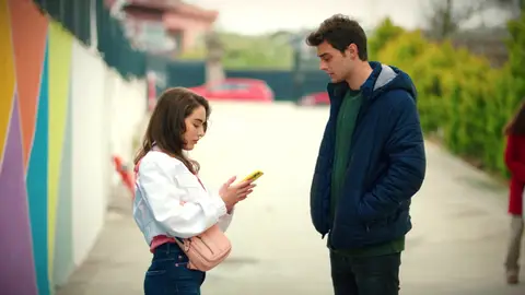 Ömer se encuentra con Ayse antes de irse de Estambul Ömer se encuentra con Ayse antes de irse de Estambul