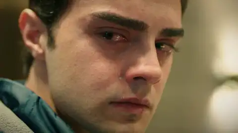 Ömer acepta un soborno de Akif para sacar a su familia de la miseria Ömer acepta un soborno de Akif para sacar a su familia de la miseria