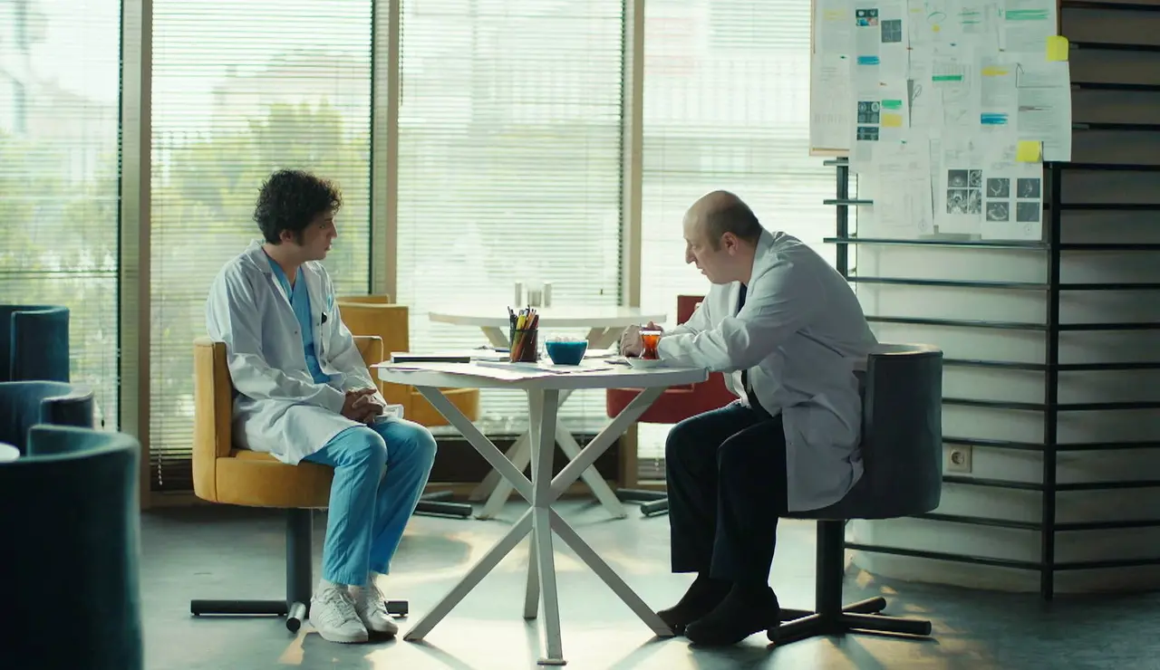 El nuevo cirujano del Berhayat compite contra Alí por ser el mejor médico del hospital