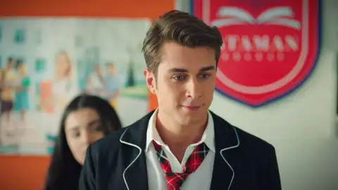 Doruk ya no se esconde: declara su amor por Asiye en clase Doruk ya no se esconde: declara su amor por Asiye en clase