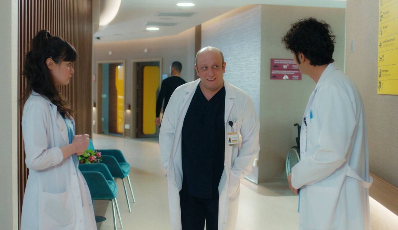 Muhsin logra ser nombrado jefe de cirug&iacute;a en el Berhayat y aleja a Al&iacute; de Nazli 