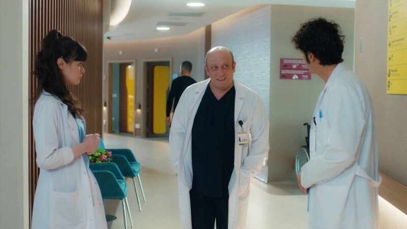 Muhsin logra ser nombrado jefe de cirugía en el Berhayat y aleja a Alí de Nazli 