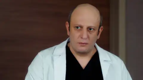 Muhsin le pide a Vuslat ser el jefe de cirugía Muhsin le pide a Vuslat ser el jefe de cirugía