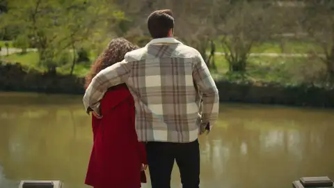 Doruk abraza a Asiye ahora que son novios Doruk abraza a Asiye ahora que son novios