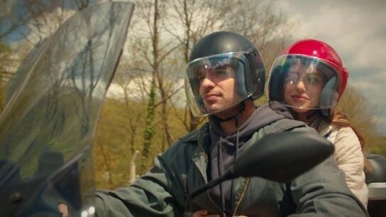 Kadir invita a Melisa a dar una vuelta en moto