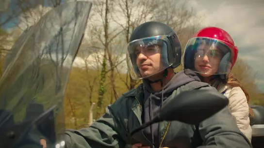 Kadir invita a Melisa a dar una vuelta en moto Kadir invita a Melisa a dar una vuelta en moto