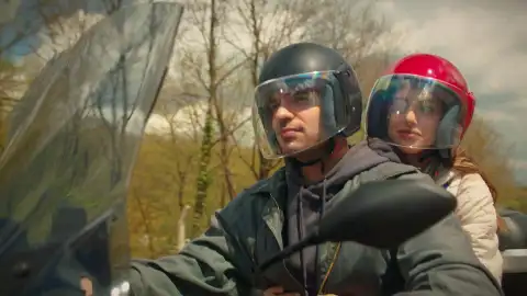 Kadir invita a Melisa a dar una vuelta en moto Kadir invita a Melisa a dar una vuelta en moto