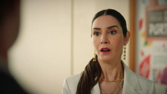 Ömer coincide con Suzan en el colegio tras descubrir que es su madre biológica