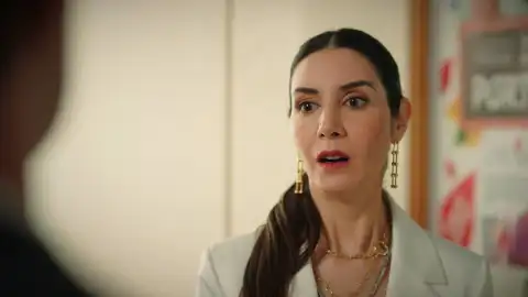 Ömer coincide con Suzan en el colegio tras descubrir que es su madre biológica Ömer coincide con Suzan en el colegio tras descubrir que es su madre biológica