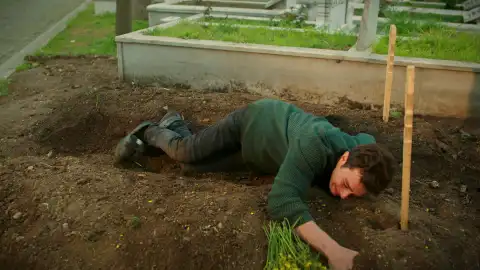 Ömer busca consuelo ante la tumba de sus padres Ömer busca consuelo ante la tumba de sus padres