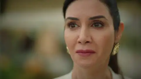 Suzan se ve obligada a admitir ante Harika que Ömer es su hijo Suzan se ve obligada a admitir ante Harika que Ömer es su hijo