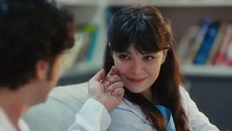 Nazli se muestra paciente con Alí Nazli se muestra paciente con Alí