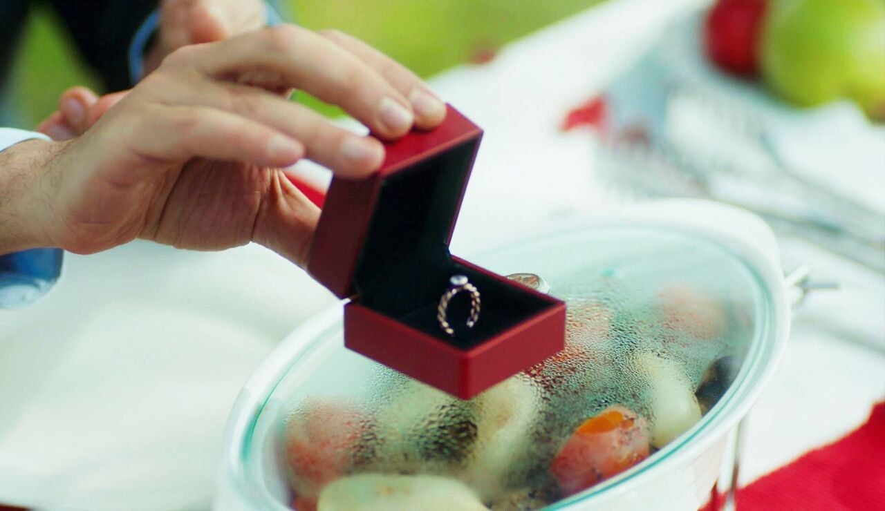 La vida de Al&iacute; da un giro radical: se prepara para su boda con Nazli y se enfrenta al examen que decidir&aacute; su futuro como cirujano