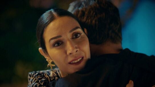Suzan y Ömer se dan un abrazo tras cenar juntos 