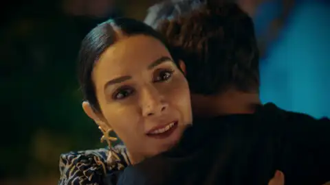 Suzan y Ömer se dan un abrazo tras cenar juntos Suzan y Ömer se dan un abrazo tras cenar juntos