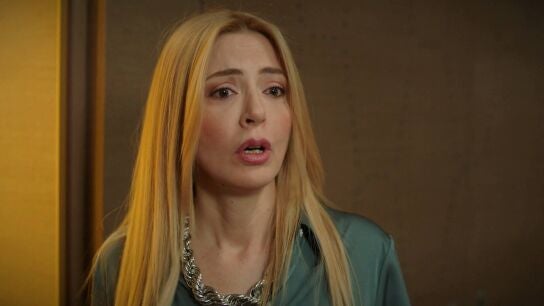 Nebahat comprueba si Akif le está siendo infiel 