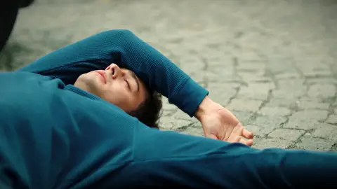 Ömer salva a Suzan de ser atropellada por Nebahat Ömer salva a Suzan de ser atropellada por Nebahat