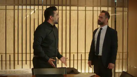 Akif no se imagina que su enemigo está cerca de él Akif no se imagina que su enemigo está cerca de él