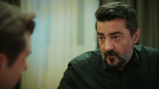 Akif le pide a Doruk que sea discreto y no cuente a la familia que lo están extorsionando 