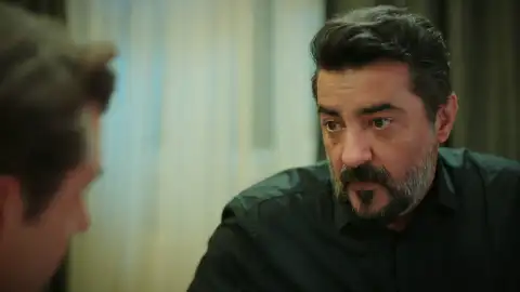 Akif le pide a Doruk que sea discreto y no cuente a la familia que lo están extorsionando Akif le pide a Doruk que sea discreto y no cuente a la familia que lo están extorsionando