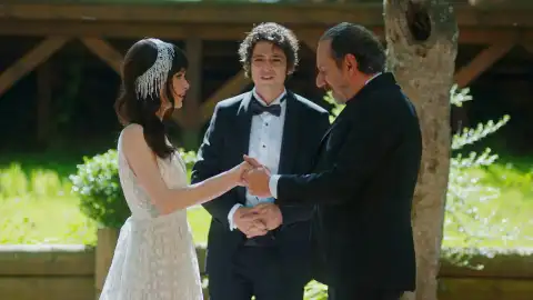 Alí le da una sorpresa a Nazli Alí le da una sorpresa a Nazli